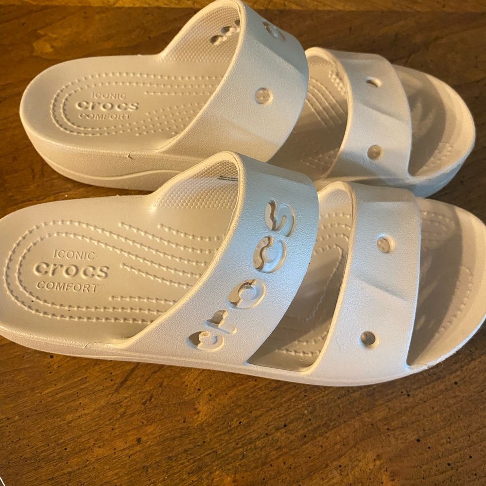 CROCS NEW without tags women’s size 7 Sandals